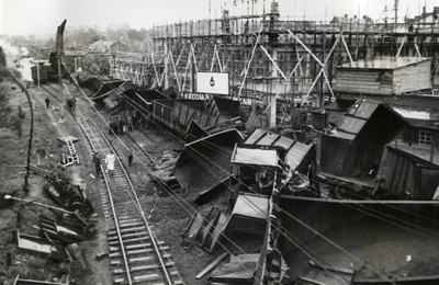 807714 Afbeelding van de ravage na de botsing van een kolentrein met een losse locomotief bij het N.S.-station Heerlen ...